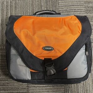 Soft briefcase with many pockets flat that opens up to two zipper sections